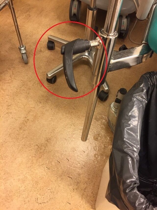 Oscar håndtak/spak for fotstøtte på gynstol 